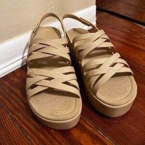 Brooklyn Literide Crocs Strappy Sandal Size 7 Tan color